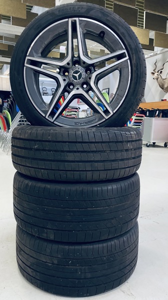 4 Originale 18" Mercedes-Benz AMG alufælge m. Goodyear 225/45 R18 Eagle F1 (for) samt Continental ContiSportContact 245/40 ZR 18 (bag) - (R 2024-0805)