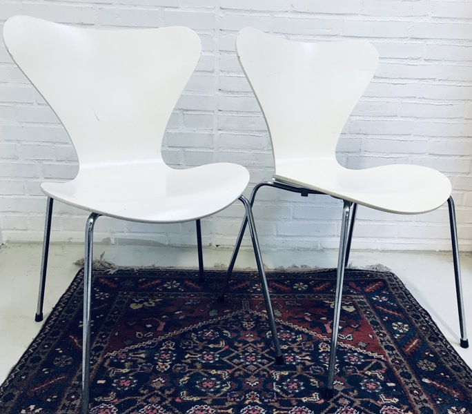 2 Arne Jacobsen 7'er spisebordstole, fremstillet ved Fritz Hansen