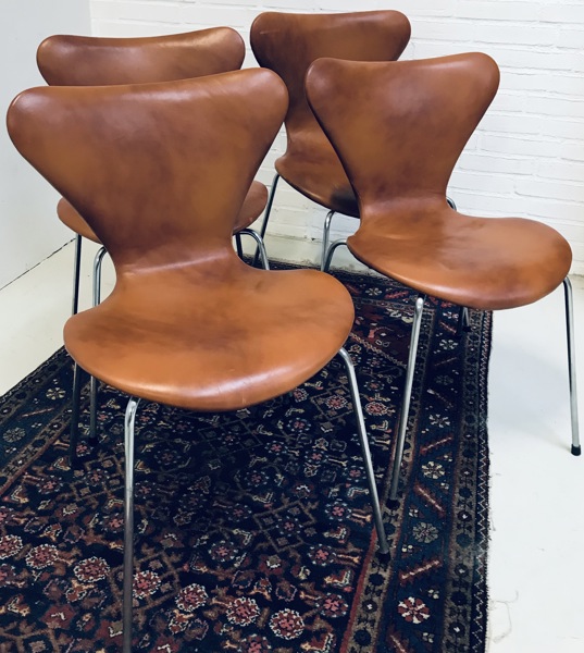 4 Arne Jacobsen 7'er spisebordstole, fremstillet ved Fritz Hansen