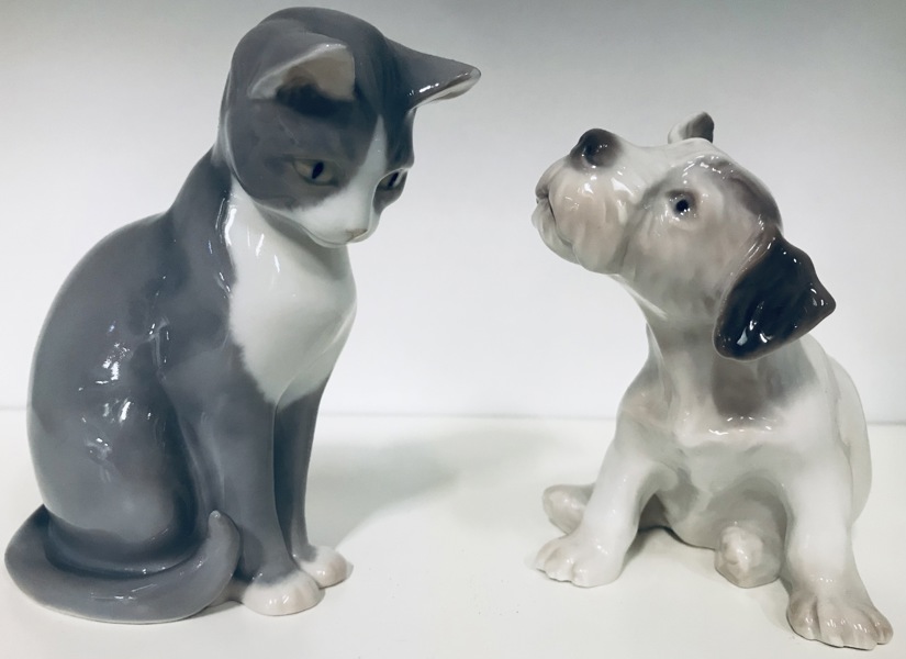 Bing & Grøndahl porcelænsfigur nr. 2028 'Sealyhamterrier' (11cm) samt Bing & Grøndahl porcelænsfigur nr. 1876 'Siddende kat' (12cm)