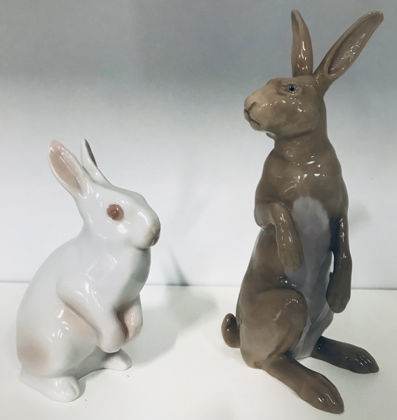 Bing & Grøndahl porcelænsfigur nr. 2080 'Siddende hare' (20cm) samt Bing & Grøndahl porcelænsfigur nr. 2443 'Stående hvid kanin' (13cm)