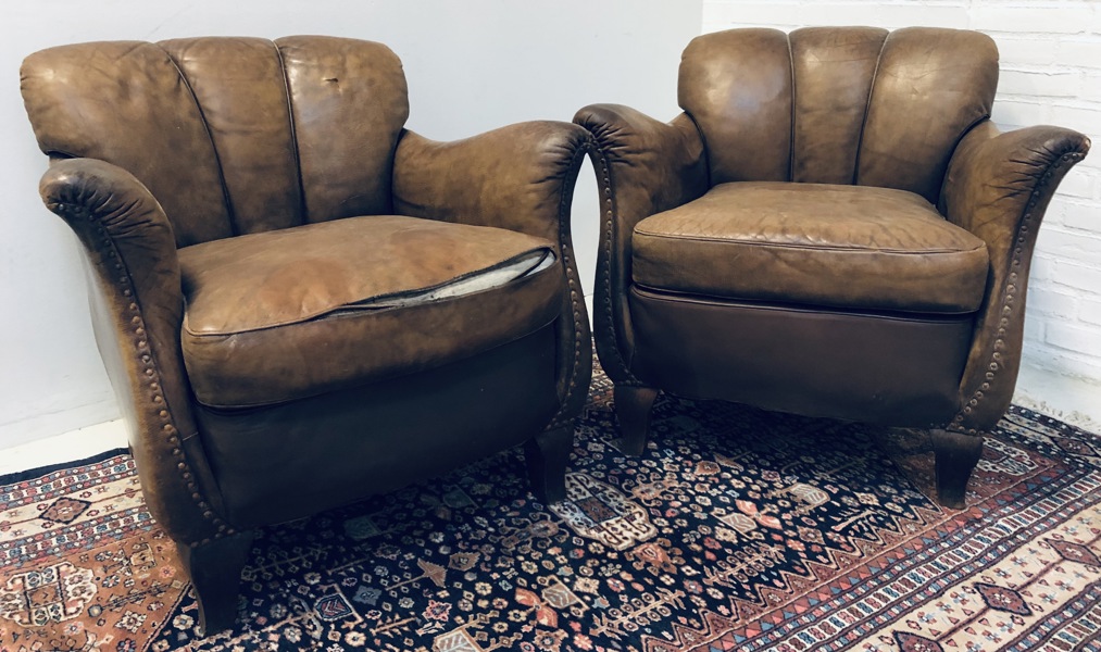 2 Mid-century overpolstrede loungestole betrukket i læder og monteret m. nitter 