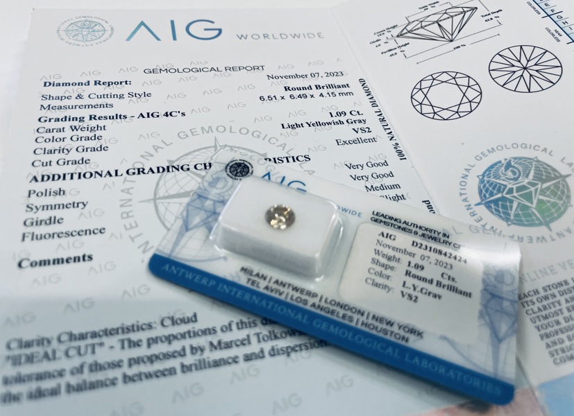 Ædelsten: Diamant (6,51X6,49X4,15mm) m. tilhørende AIG certifikat (R 7,5)