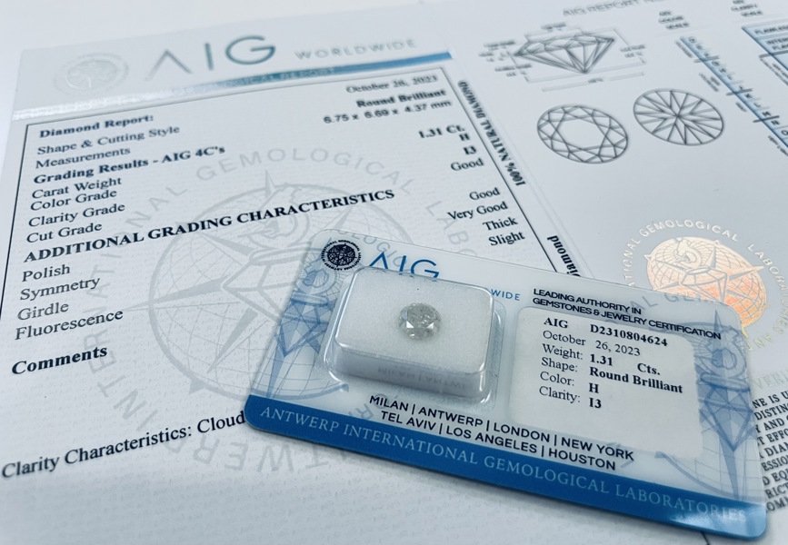 Ædelsten: Diamant (6,75X6,69X4,37mm) m. tilhørende AIG certifikat (R 8,0)