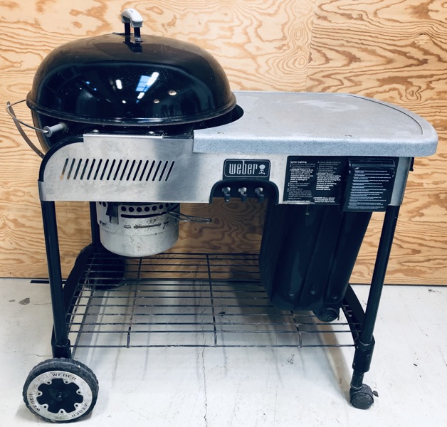 Weber Perfomance (57cm) kuglegrill m. gastænding, bord, indbygget termometer, lukket askeskuffe, opbevaringsboks til kul