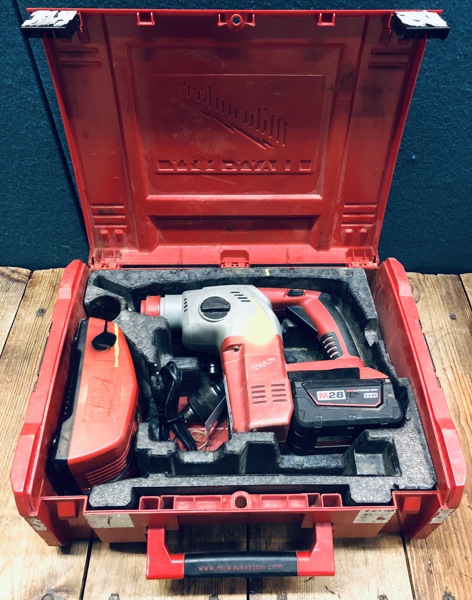 Milwaukee V28 HX akku borehammer (28 Volt) m. M28 3.0Ah batteri, V 28 C lader samt kuffert (R 2024-0755)