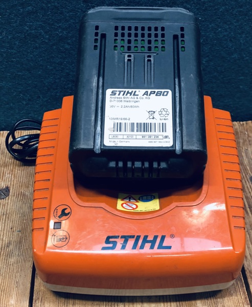 Stihl AL 300 batterilader samt Stihl AP 80 batteri (P 232, 243/24)