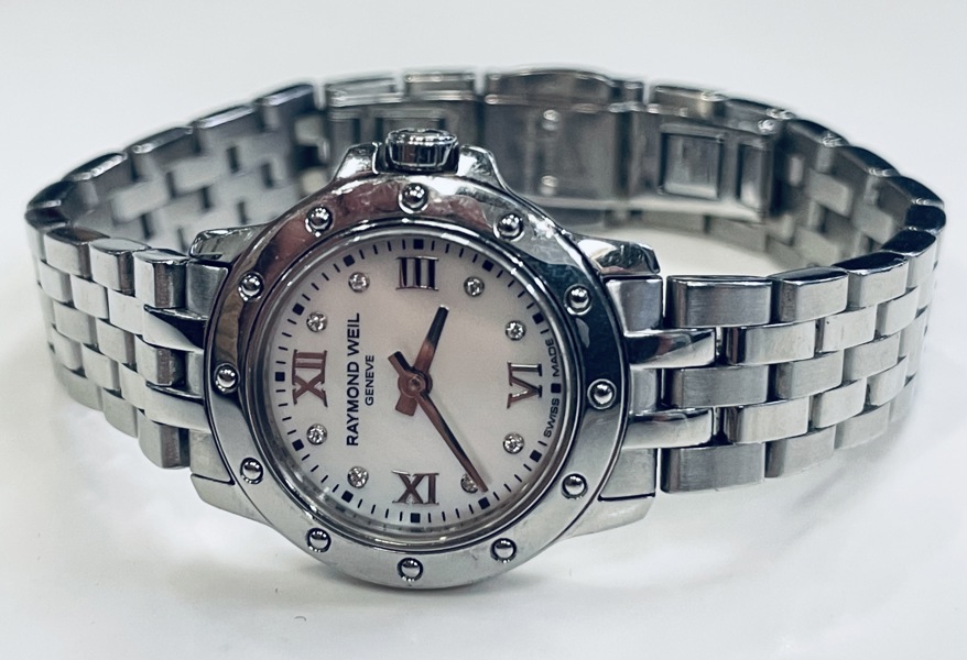 Raymond Weil dameur (Ø 23mm) prydet m. 8 diamanter, perlemor og romertal (E 2024-0260)