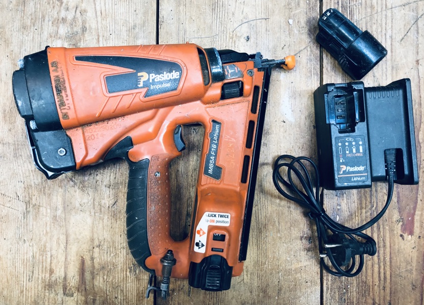 Paslode Impulse IM65A F16 gasdykkerpistol og Paslode Impulse oplader m. 10.8V 1.5Ah og 16WH batteri (Å 2024-1497)