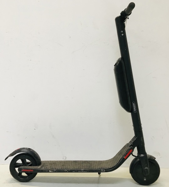 Ninebot KickScooter Powered by Segway elektrisk løbehjul (E 3300-83260-00409-24)