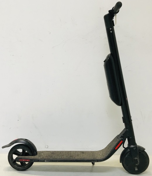 Ninebot KickScooter Powered by Segway elektrisk løbehjul (E 3300-83260-00408-24)