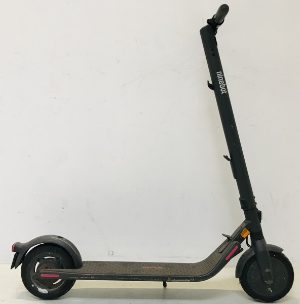 Ninebot KickScooter Powered by Segway elektrisk løbehjul (E 3300-83260-00249-24)