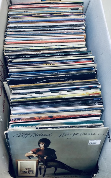 Samling af LP'er - herunder Cliff Richards, The Pointer Sisters, Dionne Warwick, Milli Vanilli, Boney M, Harry Belafonte og Agnetha Fältskog m.fl.