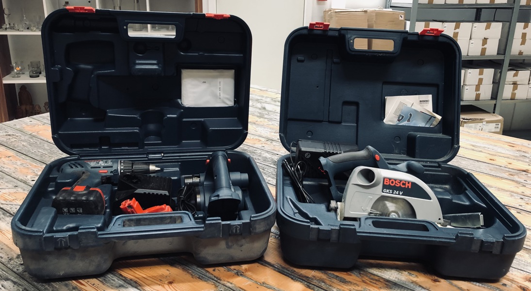 Bosch Professionel (akku): GKS 24 V rundsav, GSR 14,4VE-2 skruemaskine, GHO 14,4 V høvl, AL 60 DV batterilader, AL 2450 DV batterilader, 2 stk. 14,4v 2,6Ah batterier samt kuffert