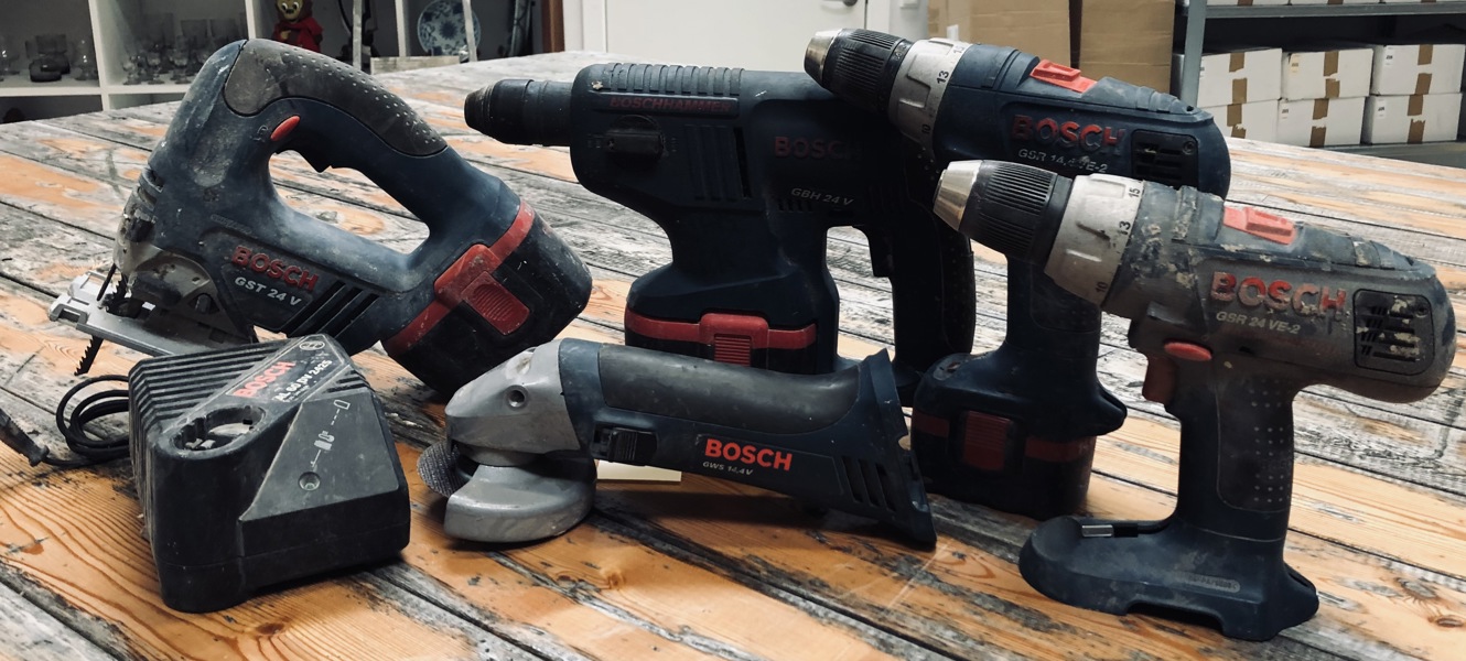 Bosch Professionel (akku): GSR 14,4 VE-2 boremaskine, GSR 24 VE-2 boremaskine, GBH 24 V borehammer, GWS 14,4V vinkelsliber, GST 24 V stiksav m. 1 stk. 24V 2,0Ah batteri samt AL 60DV 2425 batteilader