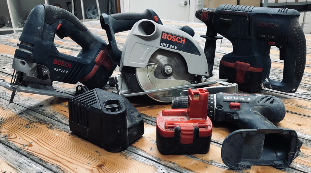 Bosch Professionel (akku): GKS 24 V rundsav, GBH 24 V borehammer, GSR 24 VE-2 skrue-/boremaskine, GST 24 V stiksav, 2 stk. 24V 2,6Ah batterier samt 1 stk. 14,4V 2,6Ah batteri