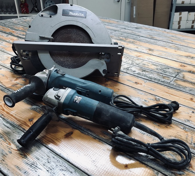 Makita værktøj (220v): 5103R rundsav (Ø 270mm), 9565CR vinkelsliber (1400w) samt 9542 vinkelsliber (900w)