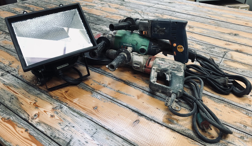 Værktøj - herunder Hitachi G23 UP vinkelsliber, AEG SB2E-500 boremaskine, Metabo boremaskine, Jo-El halogen-arbejdslampe m.v.