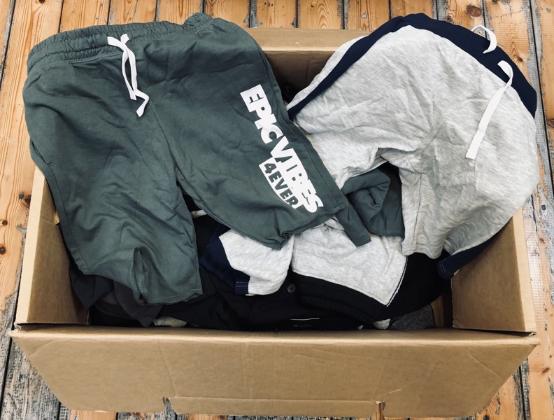 Kasse med beklædning - herunder Nike Dri-Fit træningsshorts, børnetøj m.v.