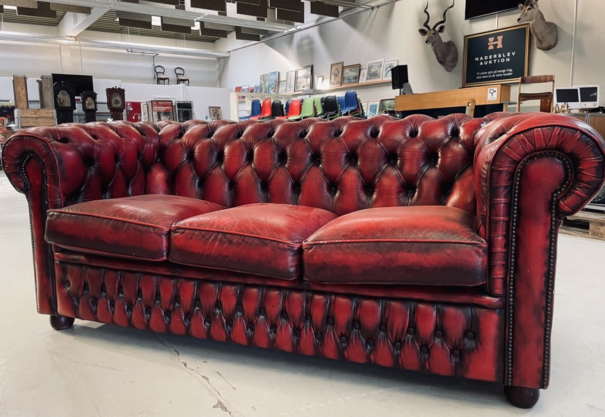 Chesterfield 3-pers sofa betrukket med okseblodsfarvet dybhæftet læder