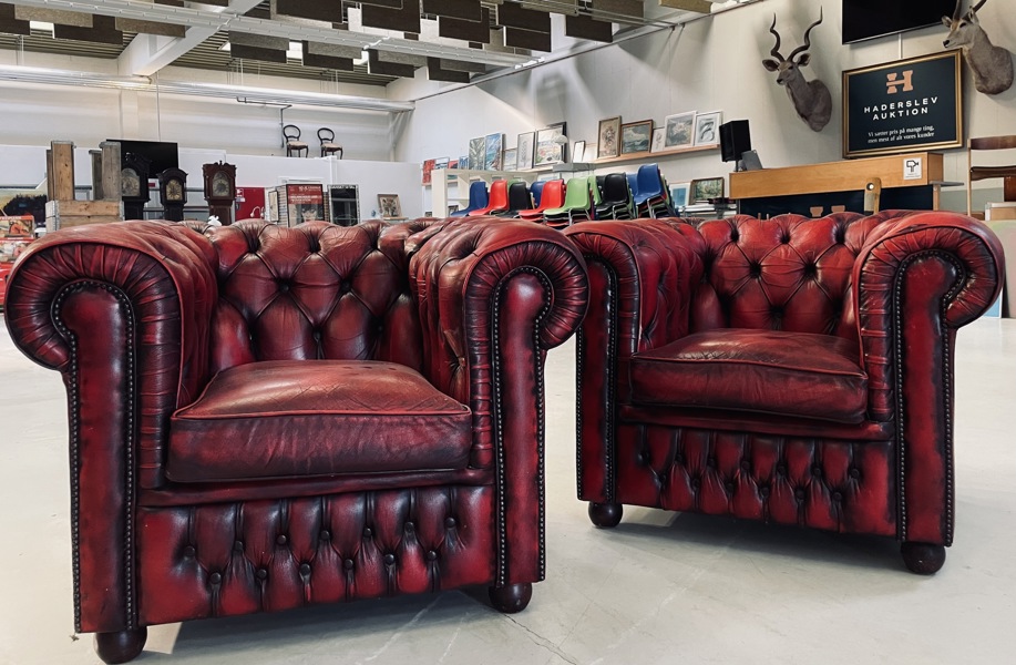 2 Chesterfield lounge-/armstole betrukket med okseblodsfarvet dybhæftet læder
