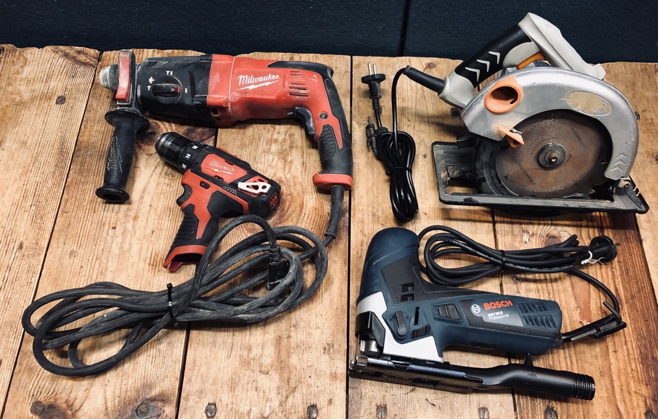 Milwaukee/Bosch Professionel: GST 90E stiksav (220v), PH27 SDS Plus borehammer (220v), M12 BDD skrue-/boremaskine (akku) samt PowerCraft rundsav