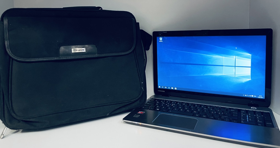 Toshiba Satellite M50D laptop m. Win 10 Home - medføger Targus laptop taske