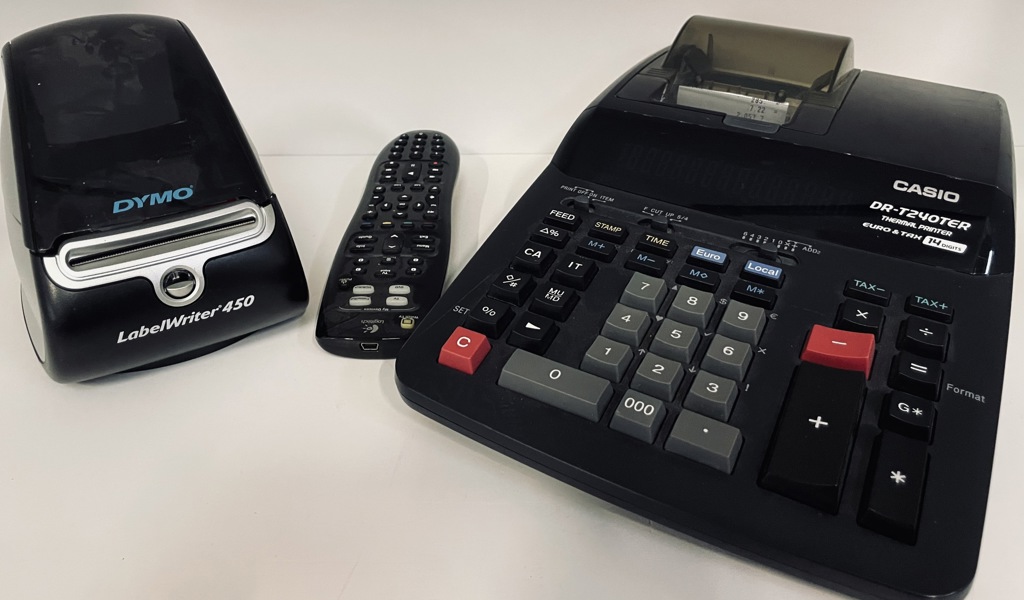 Casio DR-T240TER prof. regnemaskine m. strimmel, Dymo 450 labelwriter samt Harmony 300 universal fjernbetjening