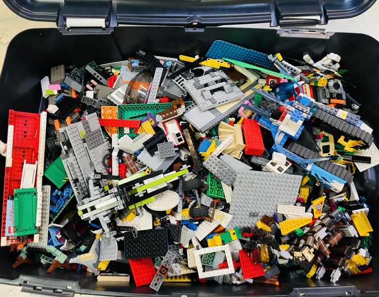 Stor samling af Lego i kiste