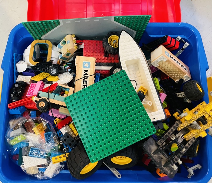 Stor samling af Lego i kiste