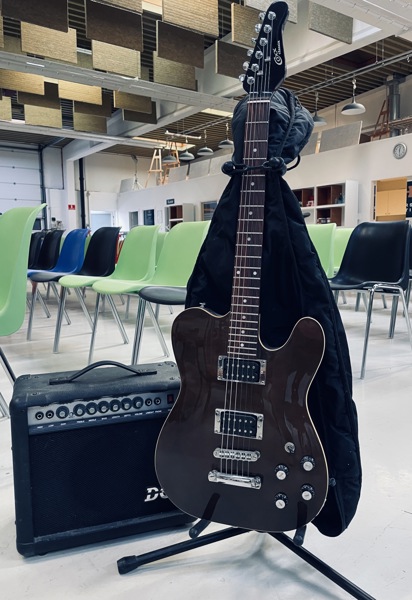 Coxx Classix elektrisk guitar samt DG electronics GF-30 guitarforstærker