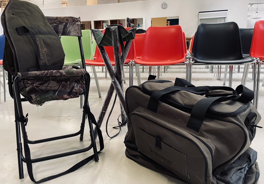 Jagtlot: Deerhunter Outdoor taske, Camo foldbar jagstol, Deerhunter riffel foderal 3-benet jagstol samt kikkert