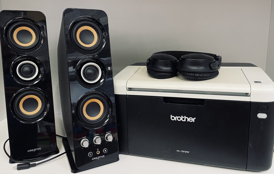 Creative T50 Wireless 2.0 trådløse højtalere, Brother HL-1212W laserprinter samt Bose QuietComfort Over-Ear hovedtelefoner