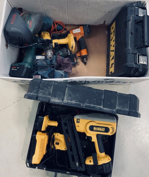 Kasse m. elværktøj (akku/220v) - herunder DeWalt DC618 sømpistol m. kuffert, Bosch Prio trekantsliber m.v.