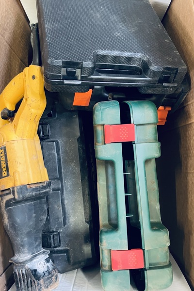 Kasse med el-værktøj (akku/220v) - herunder DeWalt DW304PK bajonetsav, Bosch PBH 2100 RE borehammer m.v.