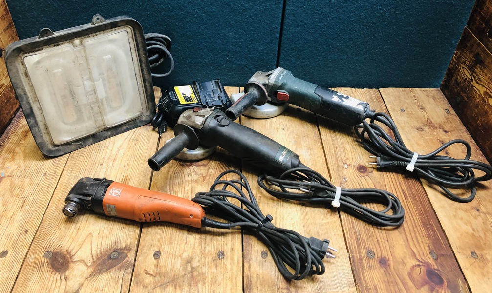 Metabo 2 stk. WQ 900 vinkelsliber 230V, Fein FSC2.0Q 230V multicutter, Dewalt DCB105 oplader samt Faya Type 3801S arbejdslampe