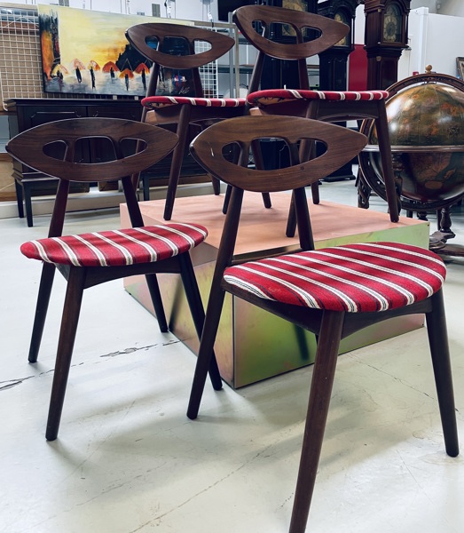4 Ejvind A. Johansson (1923-2002) 'Eye-chair/Øjet' spisebordsstole, fremstillet ved Gern Møbelfabrik