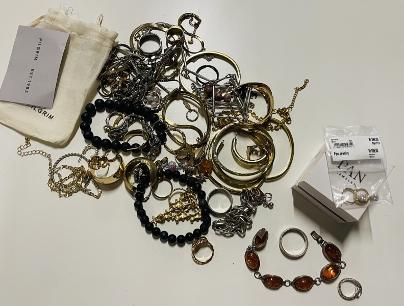 Samling af smykker - herunder dansk sølv: Pan Jewelry (nyt) m.fl. (R/Å 2025-0218, 0843)