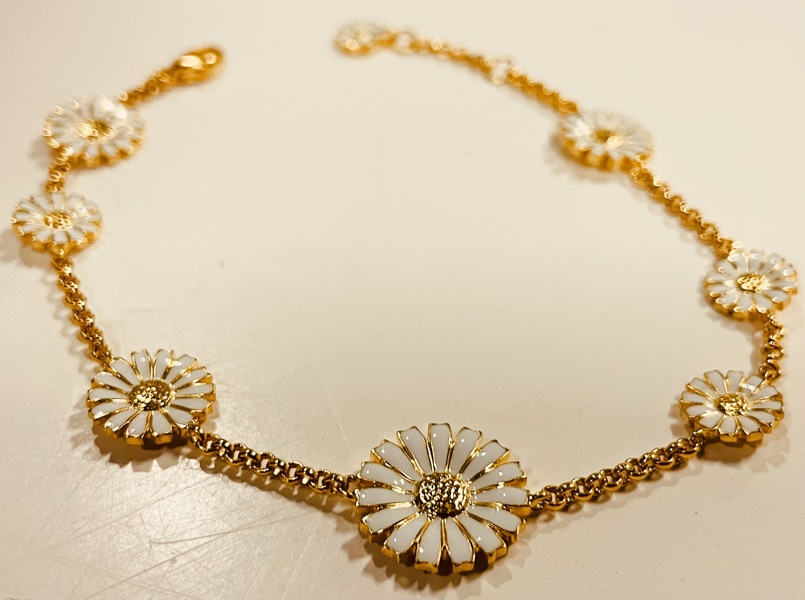 Georg Jensen Marguerit forgyldt amrbånd prydet m. 7 blomster i hvid emalje (R 2025-0218)