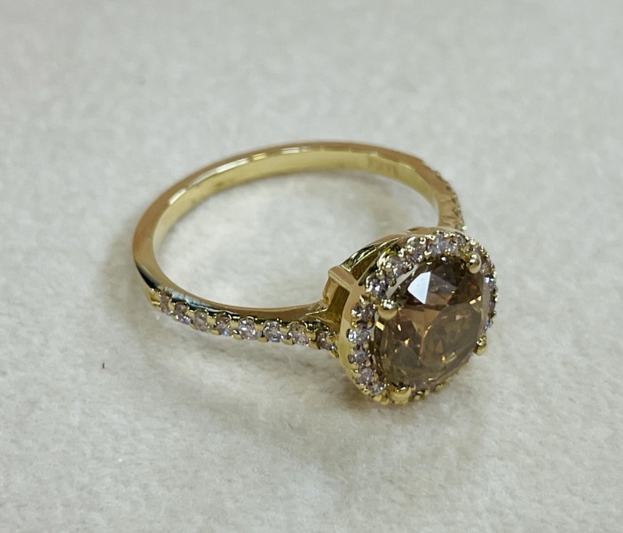 Guld: DM solitaire ring udført i 14kt./585 prydet m. stor diamant samt paveret m. 36 mindre diamanter
