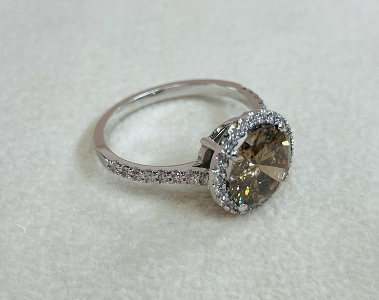 Guld: DM solitaire ring udført i 14kt./585 prydet m. stor diamant samt paveret m. 36 mindre diamanter