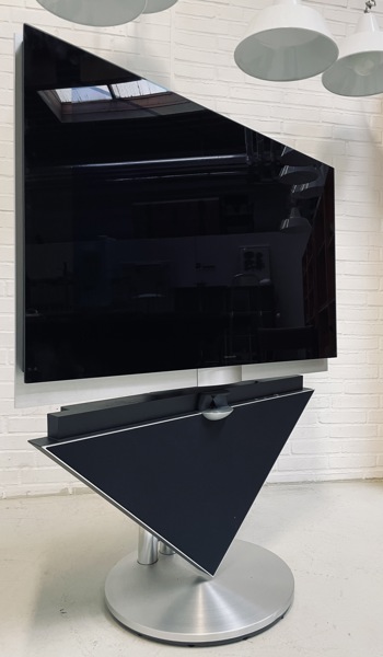 Bang & Olufsen: Beovision 7-40 (Type 9376), Beolab 10 centerhøjtaler, (Type 6218) Beovision 7-40 gulvstand samt Beo4 fjernbetjening