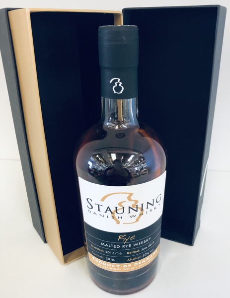 Stauning Young Rye 2019 (Juni) Malted Rye Whisky m. tilhørende mavebælte og æske