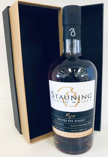 Stauning Young Rye 2018 (November) Malted Rye Whisky m. tilhørende mavebælte og æske