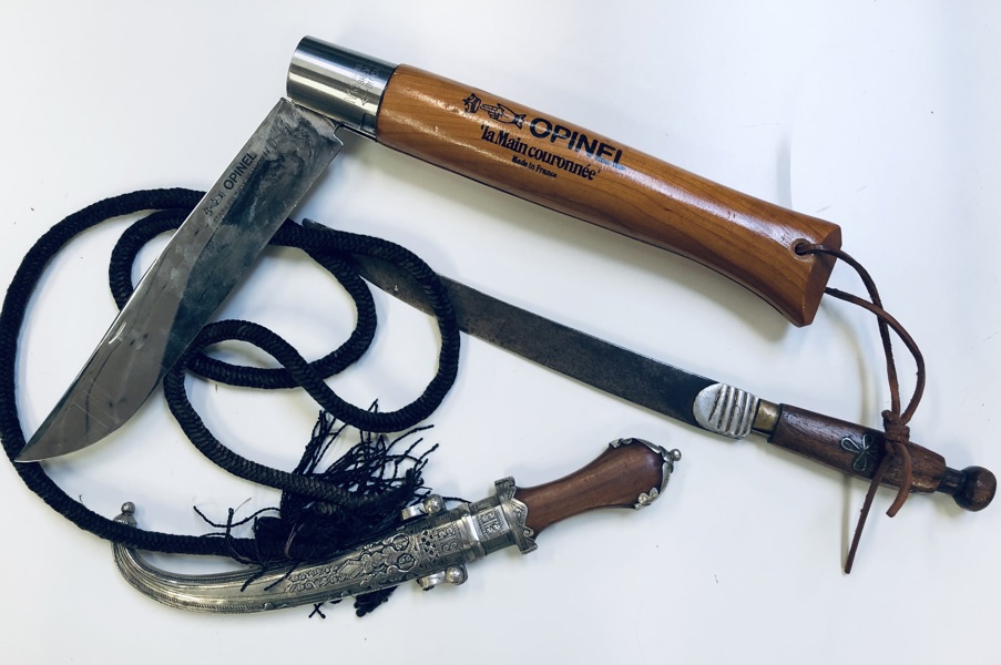 Knivsamling (3 enheder): Opinel Nr. 13 gigantisk foldekniv (50cm), Marokkansk dolk m. greb i træ (29cm) samt Liston kniv (37cm)