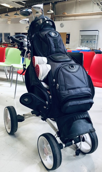 Taylormade SIM MAX 10.5 driver, Taylormade Burner Superfast 10.5 driver, Taylormade Burner Superfast 3-15 fairway Taylormade 2-16 Rescue wood, Lynx golfvogn samt Bennington bag