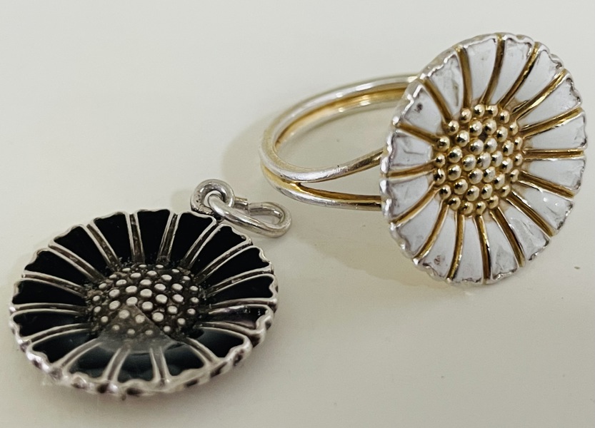 Bernhard Hertz: Marguerit ring (18mm) af sterling sølv (925) samt Marguerit vedhæng af sterling sølv (925)