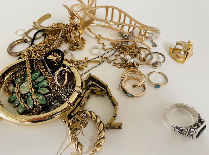 Samling af smykker - herunder klassisk herrering i sterling sølv prydet m. onyx (Å 2025-0807)