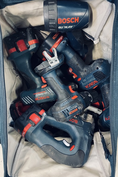 Bosch arbejdstaske m. Bosch Professionel el-værktøj - herunder GSR 14,4 V-Li skrue-/boremaskine, GST 14,4V stiksav, GSR 14,4 VE-2 skrue-/boremaskine, GLI 14,4 arbejdslampe, mange batterier m.v.