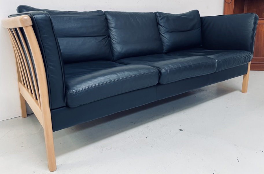 Stouby 3-pers. sofa beklædt i sort læder m. stel af bøgetræ